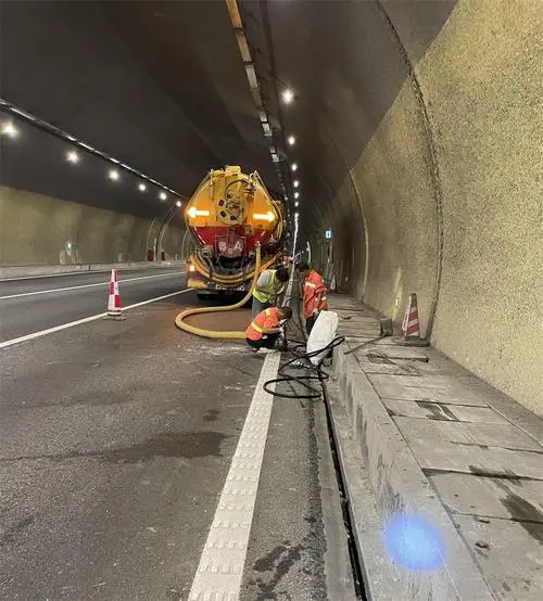 吉木乃隧道排水渠清淤